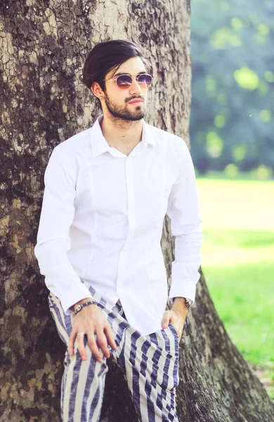 Beyaz gömlekli ve güneş gözlüklü yakışıklı, siyah saçlı bir İtalyan. Yüksek kalite fotoğraf