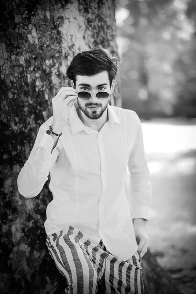 Bonito Italiano Cabelos Escuros Cara Com Camisa Branca Óculos Sol — Fotografia de Stock