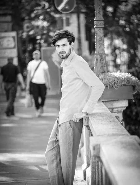 Beyaz gömlekli ve güneş gözlüklü yakışıklı, siyah saçlı bir İtalyan. Yüksek kalite fotoğraf