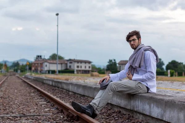 İtalyan koyu renk saçlı çocuk tren peronunda gözlükleriyle bekliyor. Yüksek kalite fotoğraf
