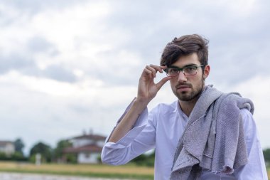 İtalyan koyu renk saçlı çocuk tren peronunda gözlükleriyle bekliyor. Yüksek kalite fotoğraf