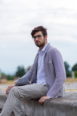 İtalyan koyu renk saçlı çocuk tren peronunda gözlükleriyle bekliyor. Yüksek kalite fotoğraf