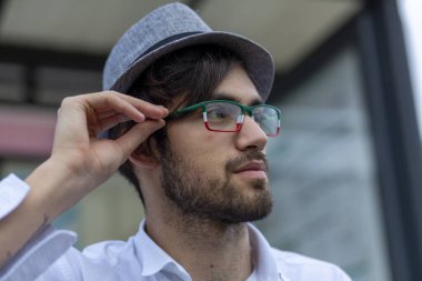 İtalyan koyu renk saçlı çocuk tren peronunda gözlükleriyle bekliyor. Yüksek kalite fotoğraf