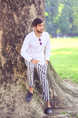 Beyaz gömlekli ve güneş gözlüklü yakışıklı, siyah saçlı bir İtalyan. Yüksek kalite fotoğraf