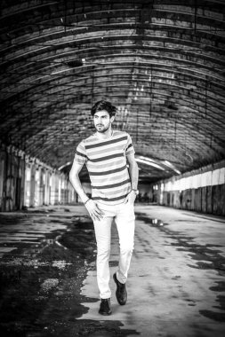 İtalyan esmer çocuk terk edilmiş fabrikada yürüyor. Yüksek kalite fotoğraf