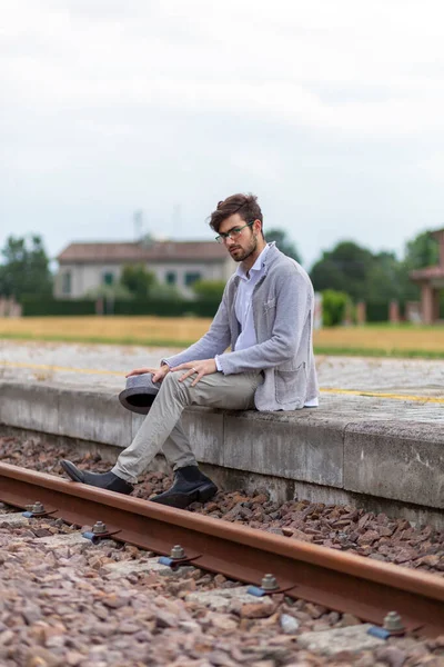 İtalyan koyu renk saçlı çocuk tren peronunda gözlükleriyle bekliyor. Yüksek kalite fotoğraf