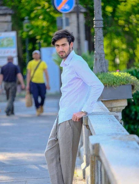 Beyaz gömlekli ve güneş gözlüklü yakışıklı, siyah saçlı bir İtalyan. Yüksek kalite fotoğraf