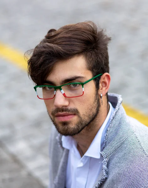 意大利黑头发男孩拿着眼镜坐在站台上等着 高质量的照片 — 图库照片