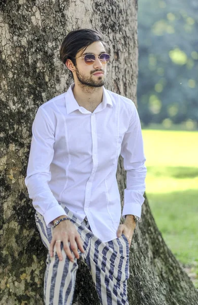 Beyaz gömlekli ve güneş gözlüklü yakışıklı, siyah saçlı bir İtalyan. Yüksek kalite fotoğraf
