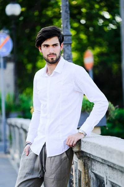 Beyaz gömlekli ve güneş gözlüklü yakışıklı, siyah saçlı bir İtalyan. Yüksek kalite fotoğraf