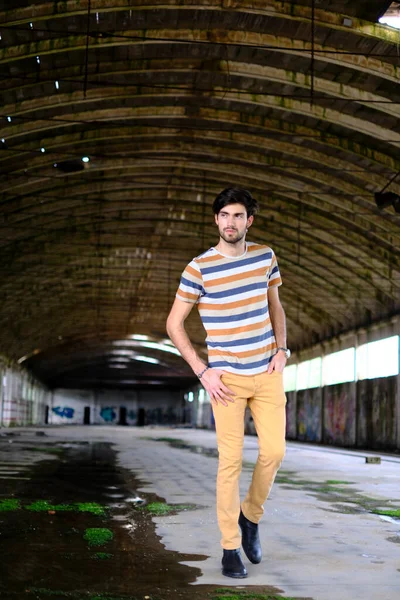 İtalyan esmer çocuk terk edilmiş fabrikada yürüyor. Yüksek kalite fotoğraf