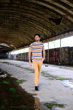 İtalyan esmer çocuk terk edilmiş fabrikada yürüyor. Yüksek kalite fotoğraf