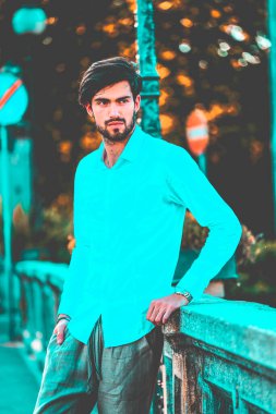 Beyaz gömlekli ve güneş gözlüklü yakışıklı, siyah saçlı bir İtalyan. Yüksek kalite fotoğraf