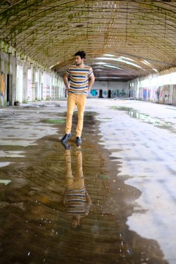 İtalyan esmer çocuk terk edilmiş fabrikada yürüyor. Yüksek kalite fotoğraf
