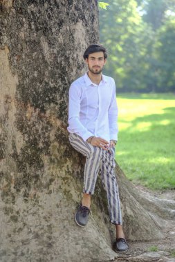 Beyaz gömlekli ve güneş gözlüklü yakışıklı, siyah saçlı bir İtalyan. Yüksek kalite fotoğraf