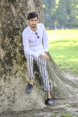 Beyaz gömlekli ve güneş gözlüklü yakışıklı, siyah saçlı bir İtalyan. Yüksek kalite fotoğraf