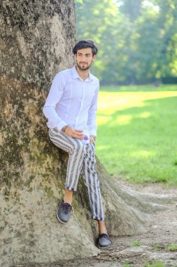 Beyaz gömlekli ve güneş gözlüklü yakışıklı, siyah saçlı bir İtalyan. Yüksek kalite fotoğraf