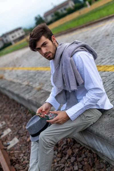 İtalyan koyu renk saçlı çocuk tren peronunda gözlükleriyle bekliyor. Yüksek kalite fotoğraf