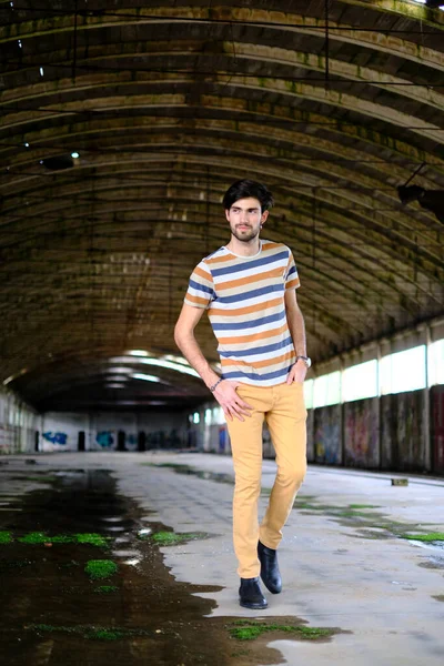 İtalyan esmer çocuk terk edilmiş fabrikada yürüyor. Yüksek kalite fotoğraf