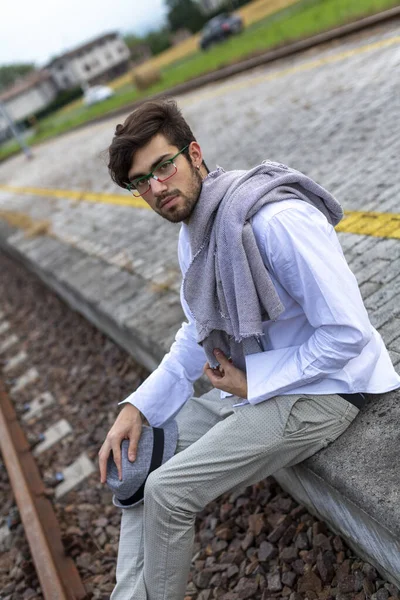 İtalyan koyu renk saçlı çocuk tren peronunda gözlükleriyle bekliyor. Yüksek kalite fotoğraf