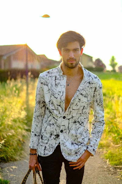 Schöner Italienischer Dunkelhaariger Mann Mit Elegantem Hemd Der Bei Sonnenuntergang — Stockfoto