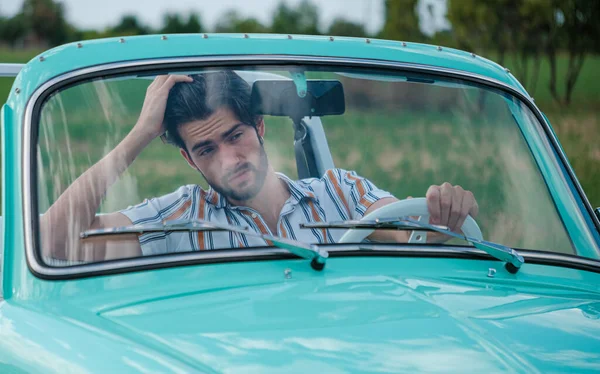 İtalyan esmer çocuk, klasik bir arabanın yanında poz veriyor. Autobianchi Bianchina Spiaggina. Yüksek kalite fotoğraf