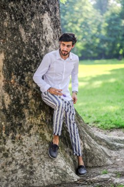 Beyaz gömlekli ve güneş gözlüklü yakışıklı, siyah saçlı bir İtalyan. Yüksek kalite fotoğraf