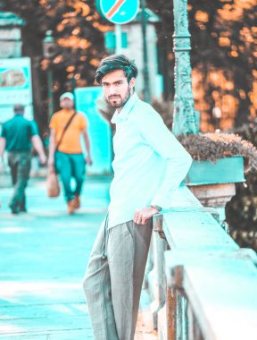 Beyaz gömlekli ve güneş gözlüklü yakışıklı, siyah saçlı bir İtalyan. Yüksek kalite fotoğraf