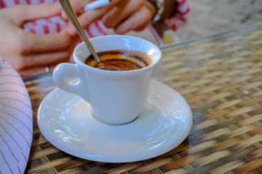 İtalyan espresso bardağı barda boş bırakılmış. Yüksek kalite fotoğraf