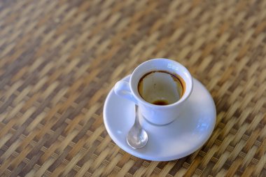 İtalyan espresso bardağı barda boş bırakılmış. Yüksek kalite fotoğraf