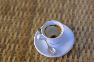 İtalyan espresso bardağı barda boş bırakılmış. Yüksek kalite fotoğraf