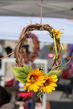 Sahte ayçiçeği çiçekleri ve sarmaşık filizleriyle kompozisyon. Yüksek kalite fotoğraf