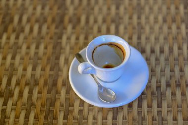 İtalyan espresso bardağı barda boş bırakılmış. Yüksek kalite fotoğraf