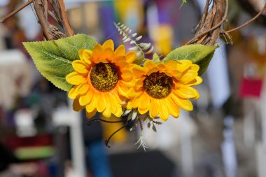 Sahte ayçiçeği çiçekleri ve sarmaşık filizleriyle kompozisyon. Yüksek kalite fotoğraf