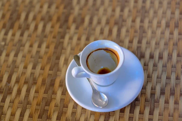 İtalyan espresso bardağı barda boş bırakılmış. Yüksek kalite fotoğraf