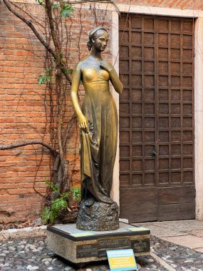 Verona, İtalya: 2022 02 10 numaralı bronz Juliet heykeli balkonun altında. Yüksek kalite fotoğraf