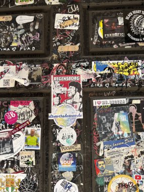 Verona, İtalya: 2022 02 10 çıkartması Romeo ve Juliet 'in evinin kapısına yapıştırıldı. Yüksek kalite fotoğraf