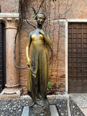 Verona, İtalya: 2022 02 10 numaralı bronz Juliet heykeli balkonun altında. Yüksek kalite fotoğraf