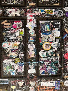 Verona, İtalya: 2022 02 10 çıkartması Romeo ve Juliet 'in evinin kapısına yapıştırıldı. Yüksek kalite fotoğraf