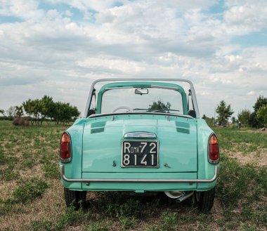 Reggio Emilia, İtalya: 2021-08-10 Autobianchi Bianchina Spiaggina güzel restore edilmiş turkuaz klasik araba. Yüksek kalite fotoğraf