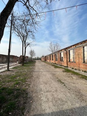 İtalya 'nın Fossoli Carpi bölgesindeki toplama kampının iç kısımları ve kalıntıları. Yüksek kalite fotoğraf
