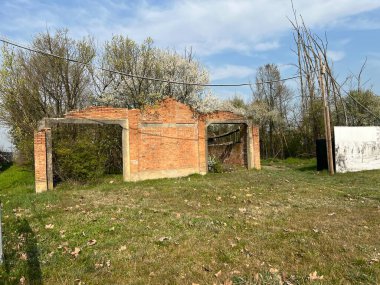 İtalya 'nın Fossoli Carpi bölgesindeki toplama kampının iç kısımları ve kalıntıları. Yüksek kalite fotoğraf