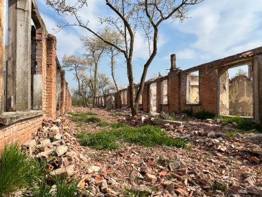 İtalya 'nın Fossoli Carpi bölgesindeki toplama kampının iç kısımları ve kalıntıları. Yüksek kalite fotoğraf