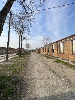 İtalya 'nın Fossoli Carpi bölgesindeki toplama kampının iç kısımları ve kalıntıları. Yüksek kalite fotoğraf