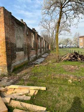 İtalya 'nın Fossoli Carpi bölgesindeki toplama kampının iç kısımları ve kalıntıları. Yüksek kalite fotoğraf
