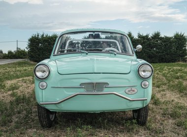 Reggio Emilia, İtalya: 2021-08-10 Autobianchi Bianchina Spiaggina güzel restore edilmiş turkuaz klasik araba. Yüksek kalite fotoğraf