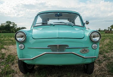 Reggio Emilia, İtalya: 2021-08-10 Autobianchi Bianchina Spiaggina güzel restore edilmiş turkuaz klasik araba. Yüksek kalite fotoğraf