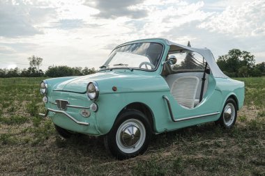 Reggio Emilia, İtalya: 2021-08-10 Autobianchi Bianchina Spiaggina güzel restore edilmiş turkuaz klasik araba. Yüksek kalite fotoğraf
