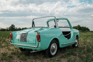 Reggio Emilia, İtalya: 2021-08-10 Autobianchi Bianchina Spiaggina güzel restore edilmiş turkuaz klasik araba. Yüksek kalite fotoğraf