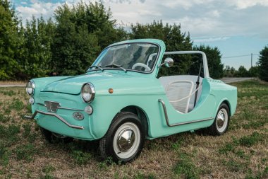 Reggio Emilia, İtalya: 2021-08-10 Autobianchi Bianchina Spiaggina güzel restore edilmiş turkuaz klasik araba. Yüksek kalite fotoğraf